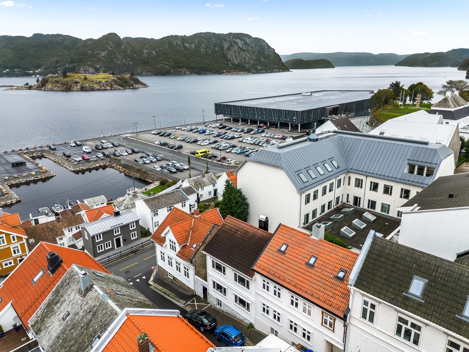 Boligen ligger i sentrum med gåavstand til alle fasiliteter. Galleribilde