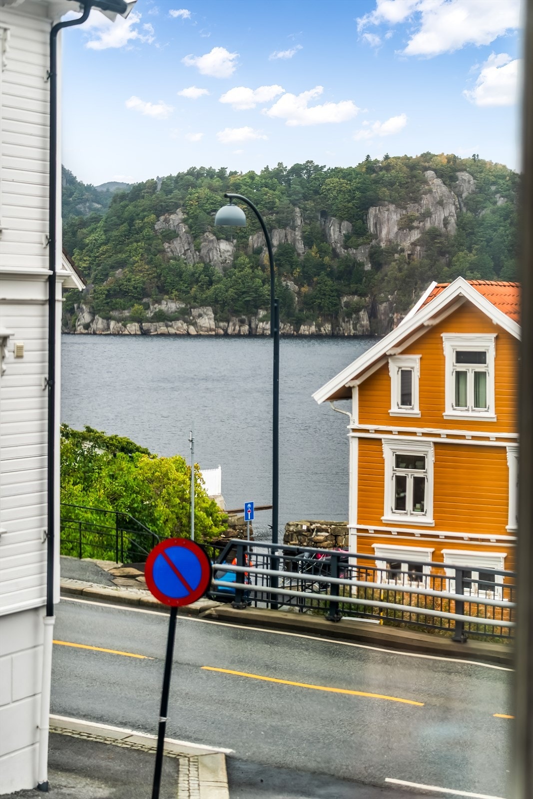 Fra boligen er det gløtt ned til sjøen. Galleribilde