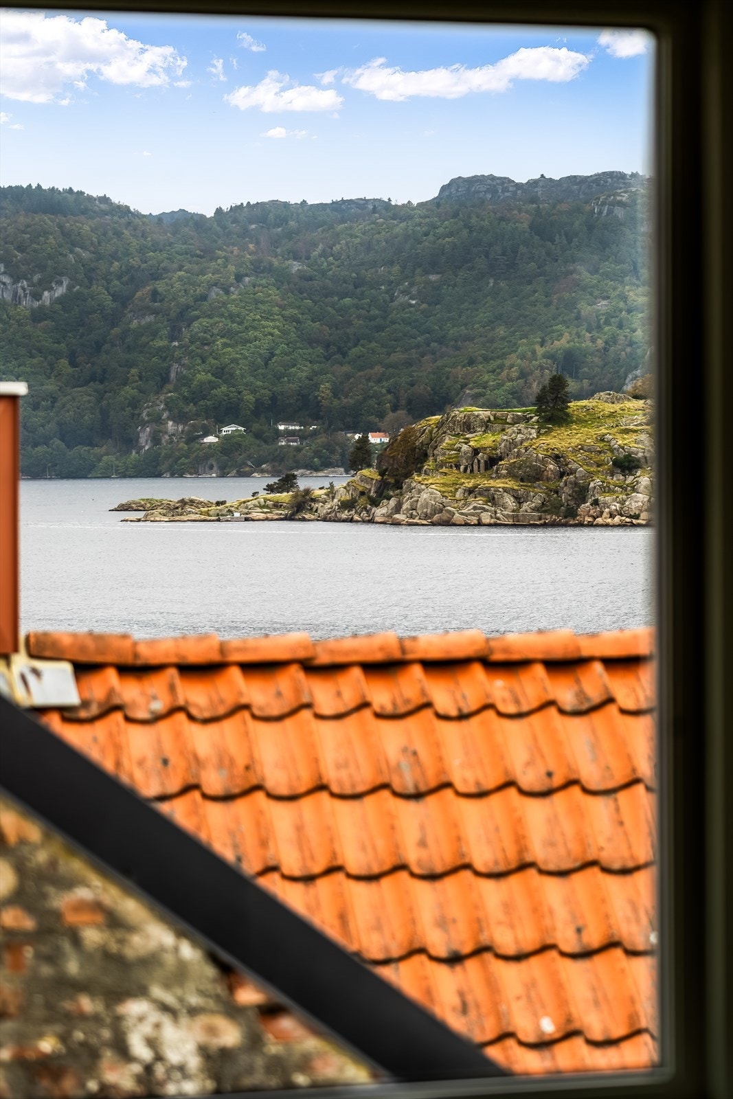 Utsikt ned til fjorden fra soverommet på loftet. Galleribilde