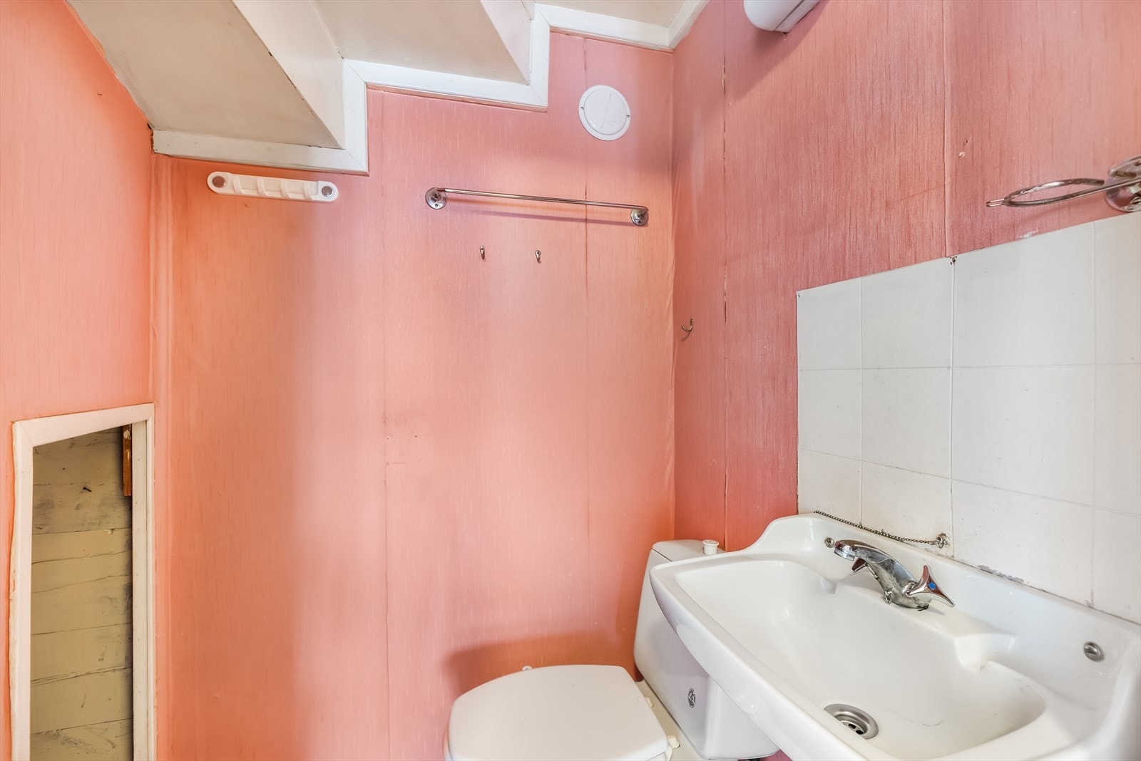 Toalettrom under trappa i 1. etasje. Galleribilde