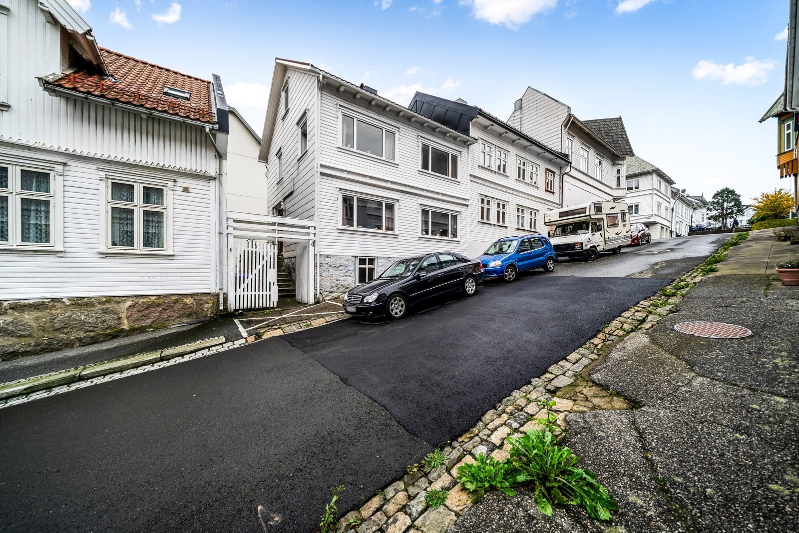 Gateparkering på utsiden. Galleribilde