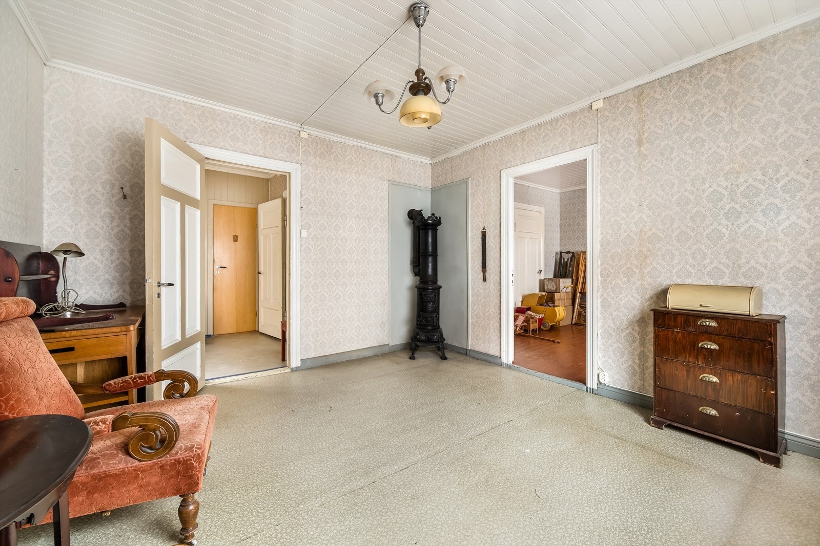 I 1. etasje er det 2 stuer i front mot veien. Galleribilde