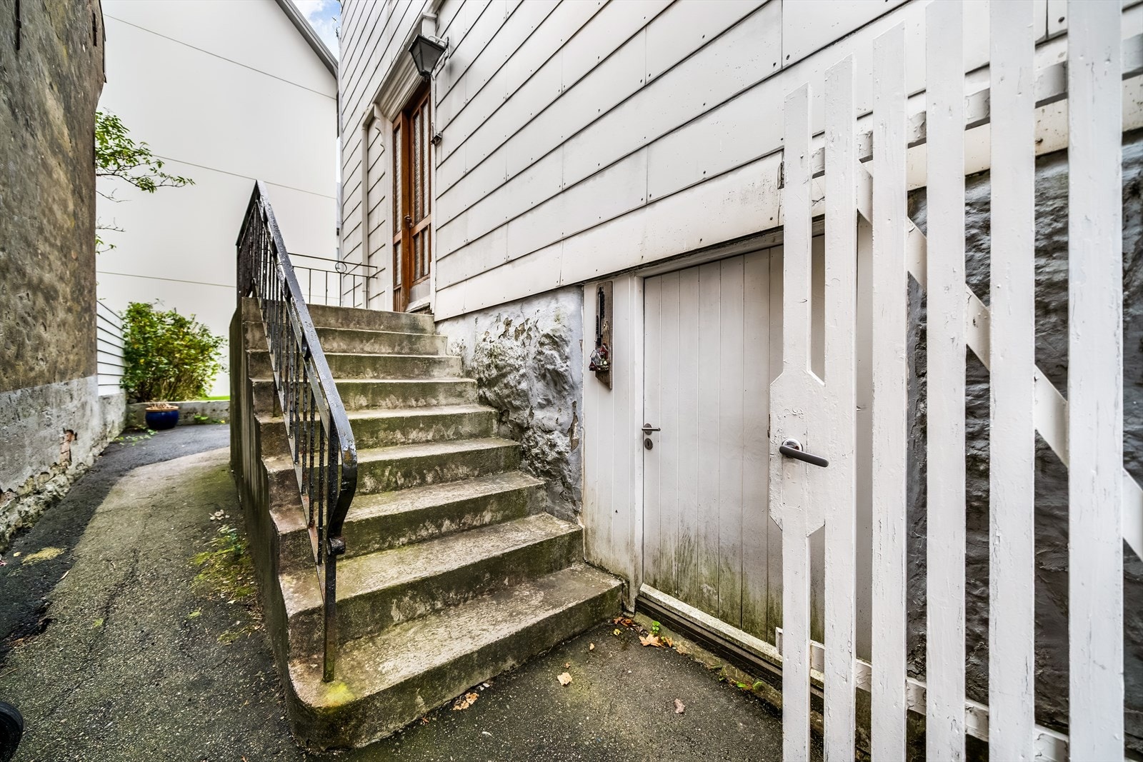 Adkomst til bakhagen, boligen og til kjelleren. Galleribilde