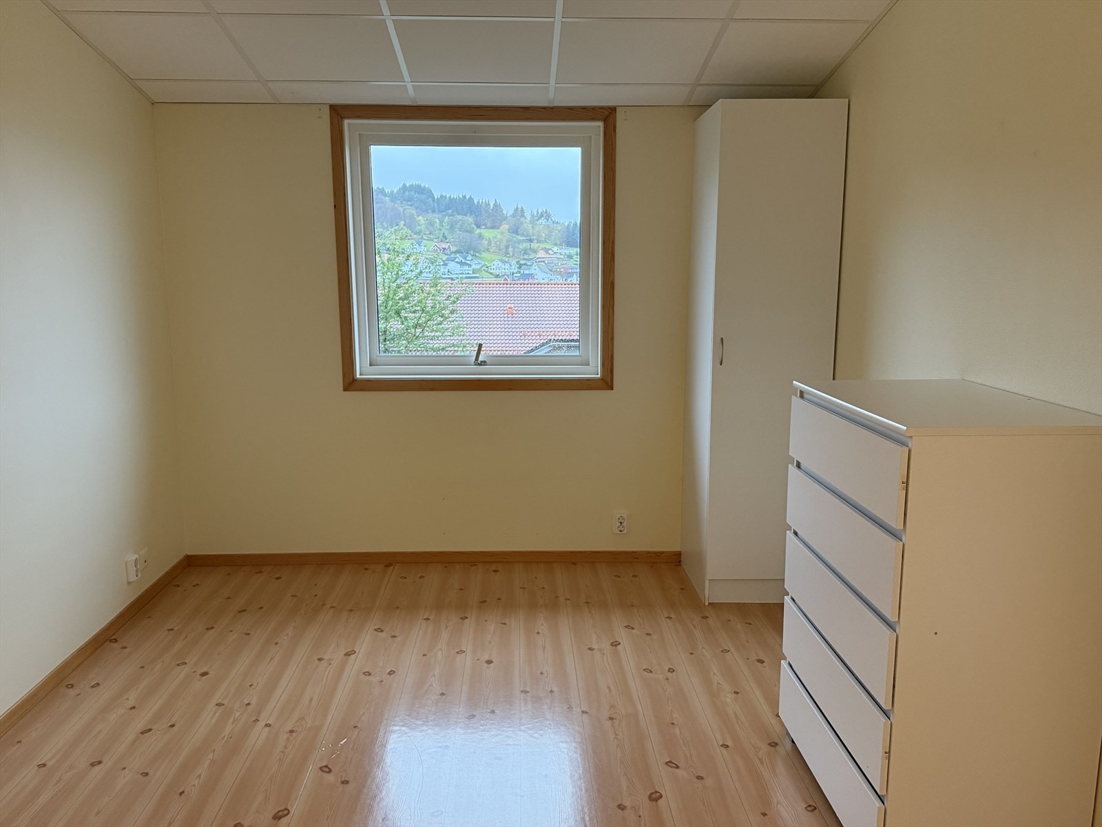 Soverom med 2 garderobeskap. Galleribilde