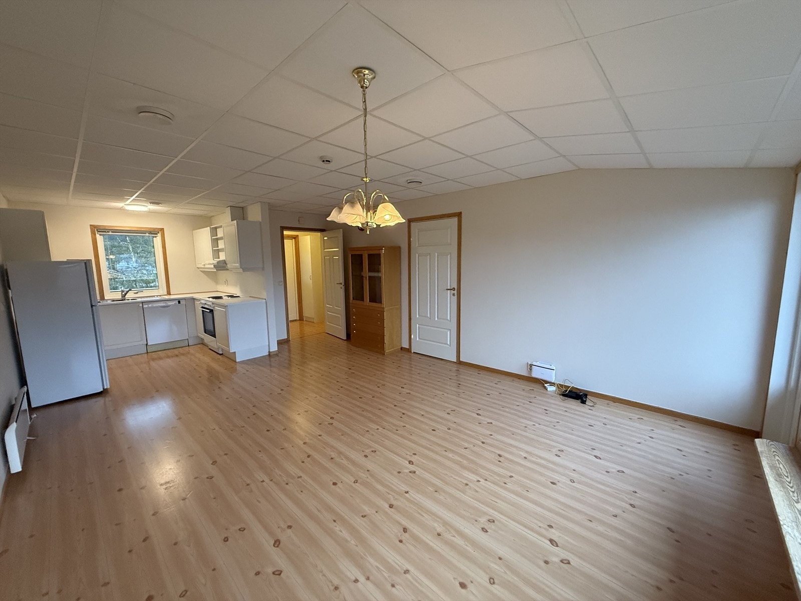 Stuen har åpen kjøkkenløsning. Galleribilde