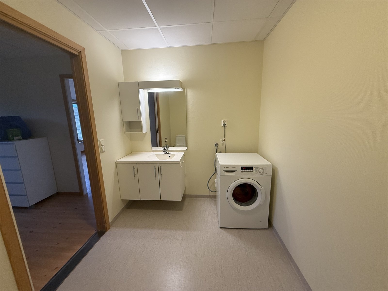 Badet har servant med skap og opplegg til vaskemaskin. Galleribilde