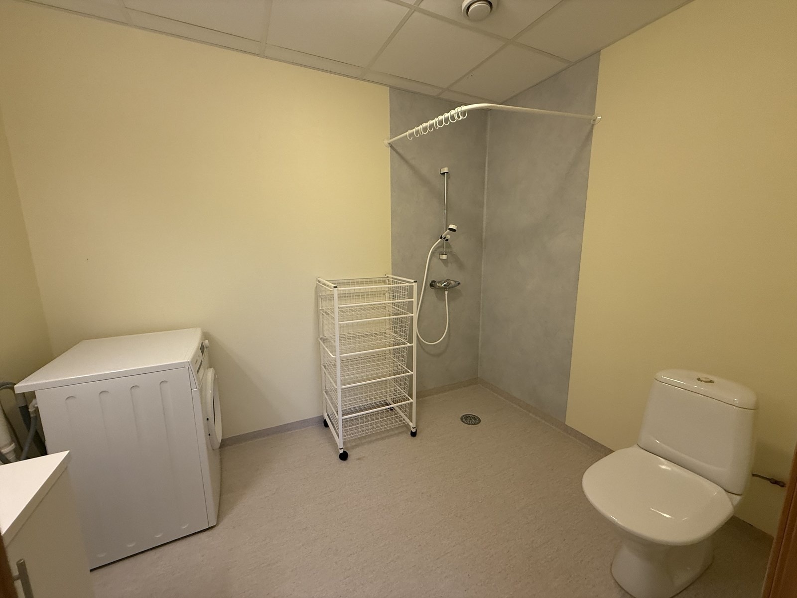 Romslig bad med dusjhjørne og toalett. Galleribilde