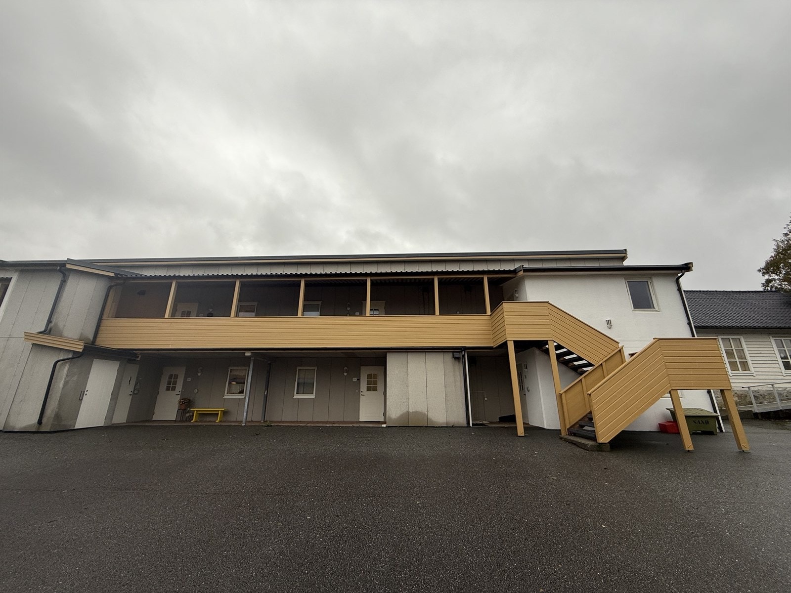 Fasade ved oppgang via trapp og heis. Galleribilde