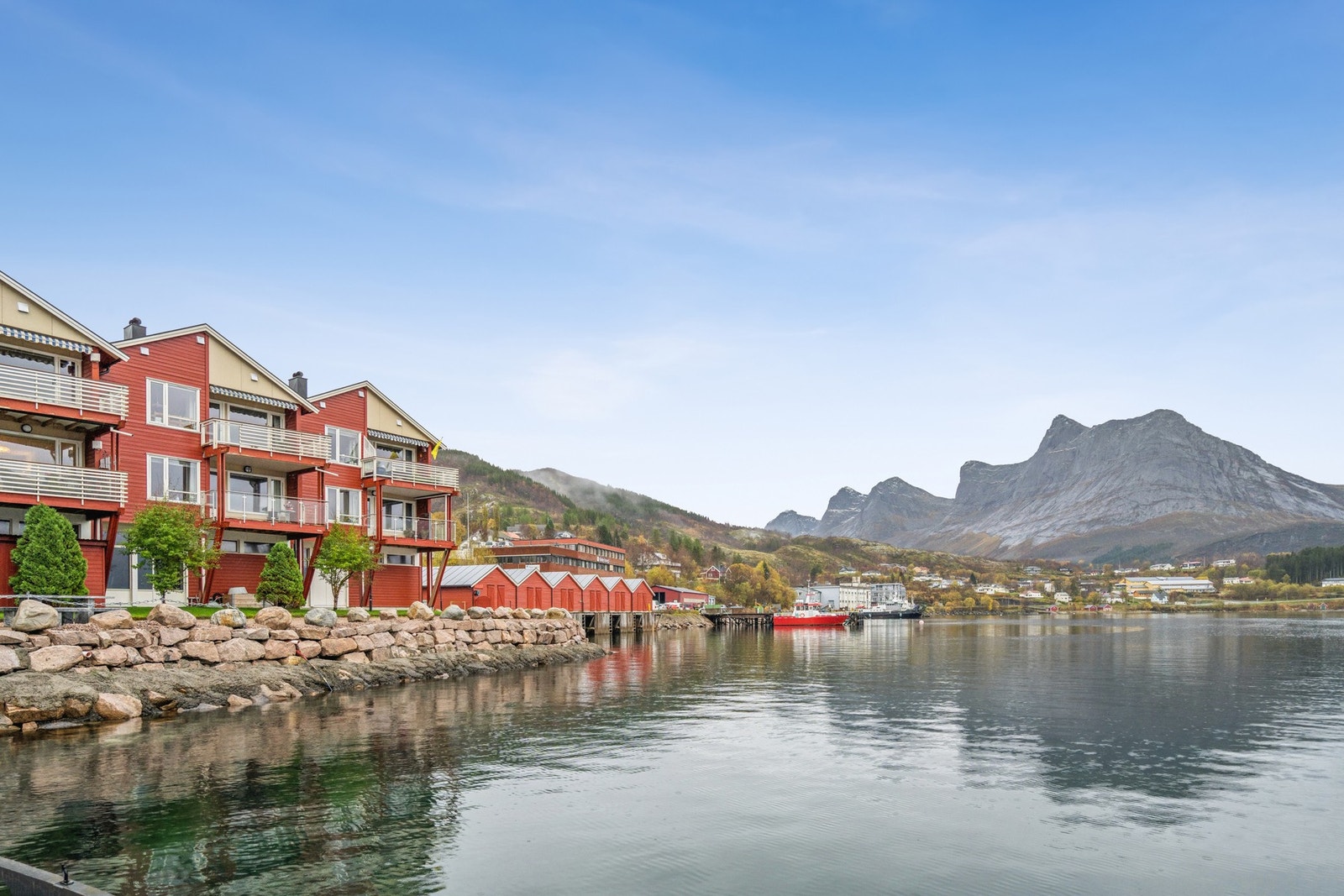 Leiligheten ligger svært fint til rett ved vannet, og ligger sentrumsnært i Ørnes Galleribilde