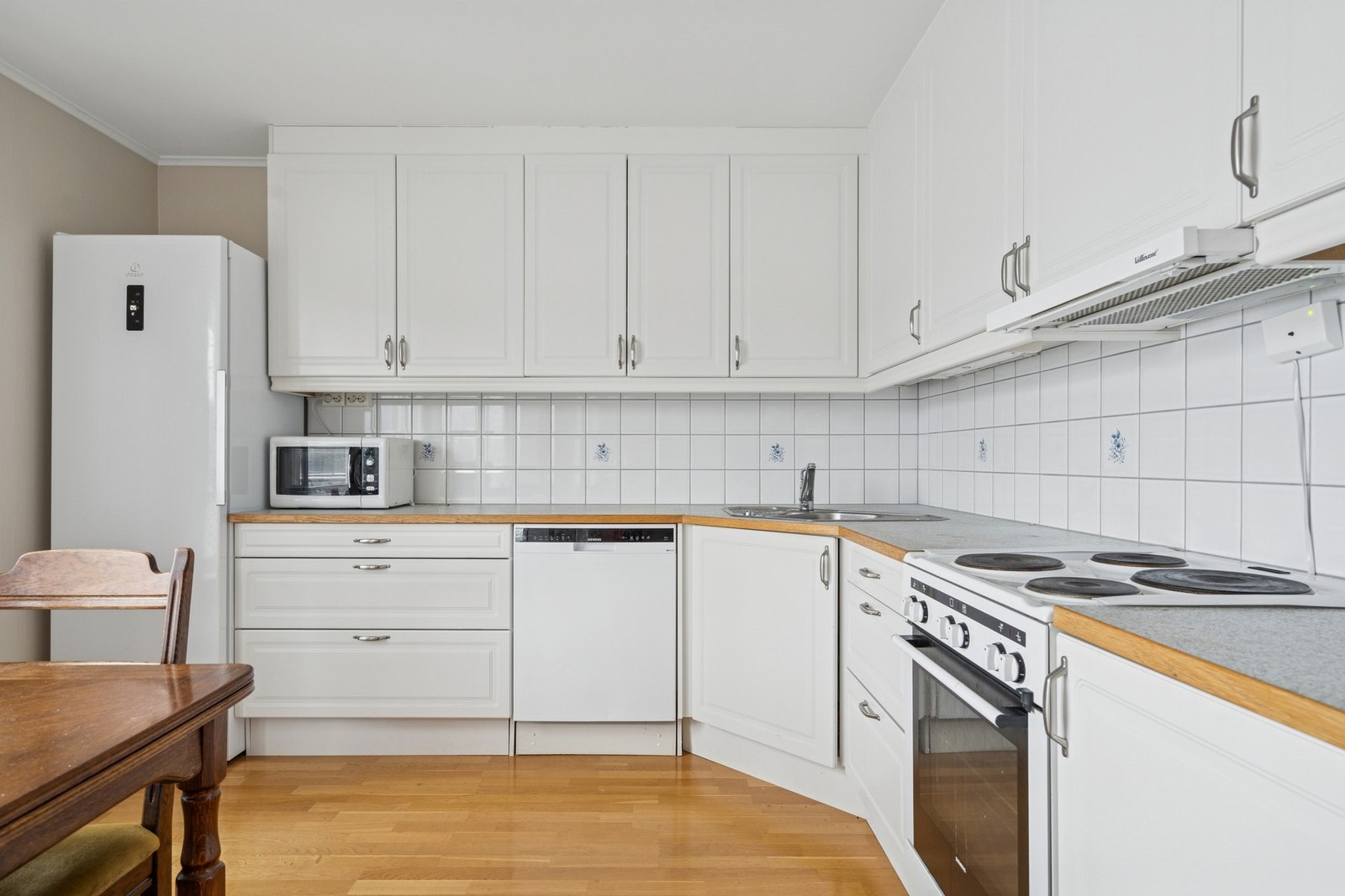 Flott kjøkken med god benke- og lagringsplass Galleribilde