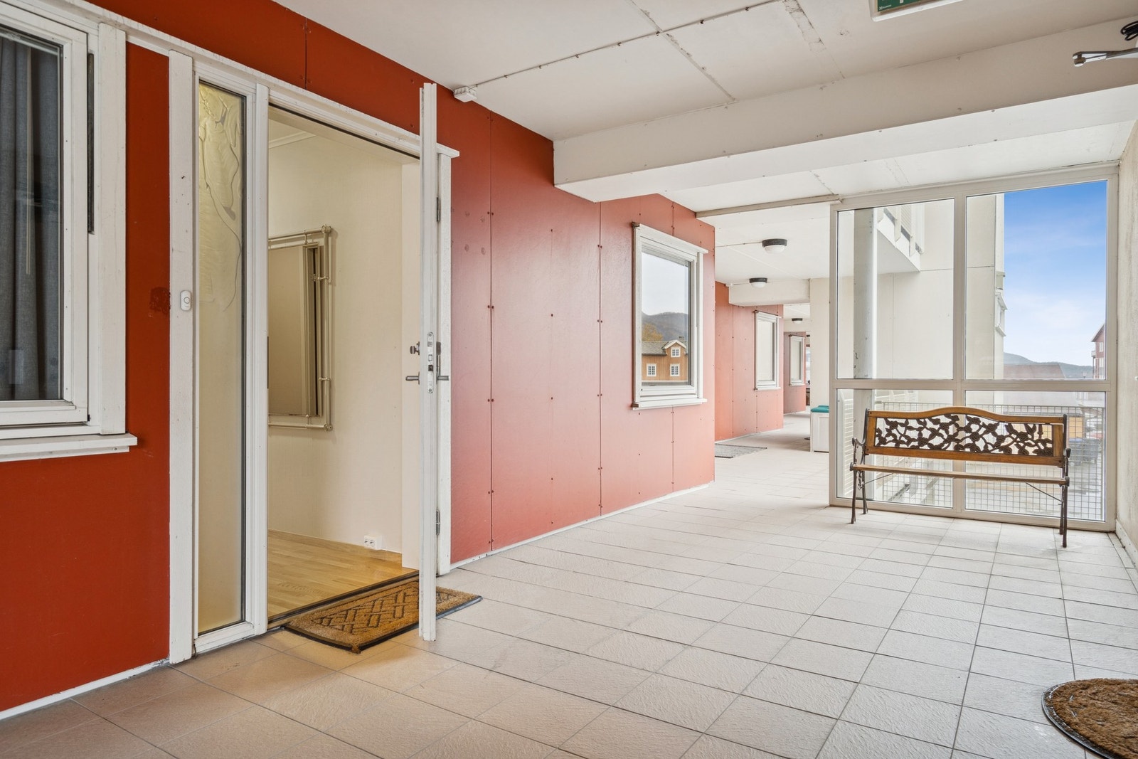 Rolig inngangsparti fra heis, og bod rett over inngangsdør til leilighet Galleribilde