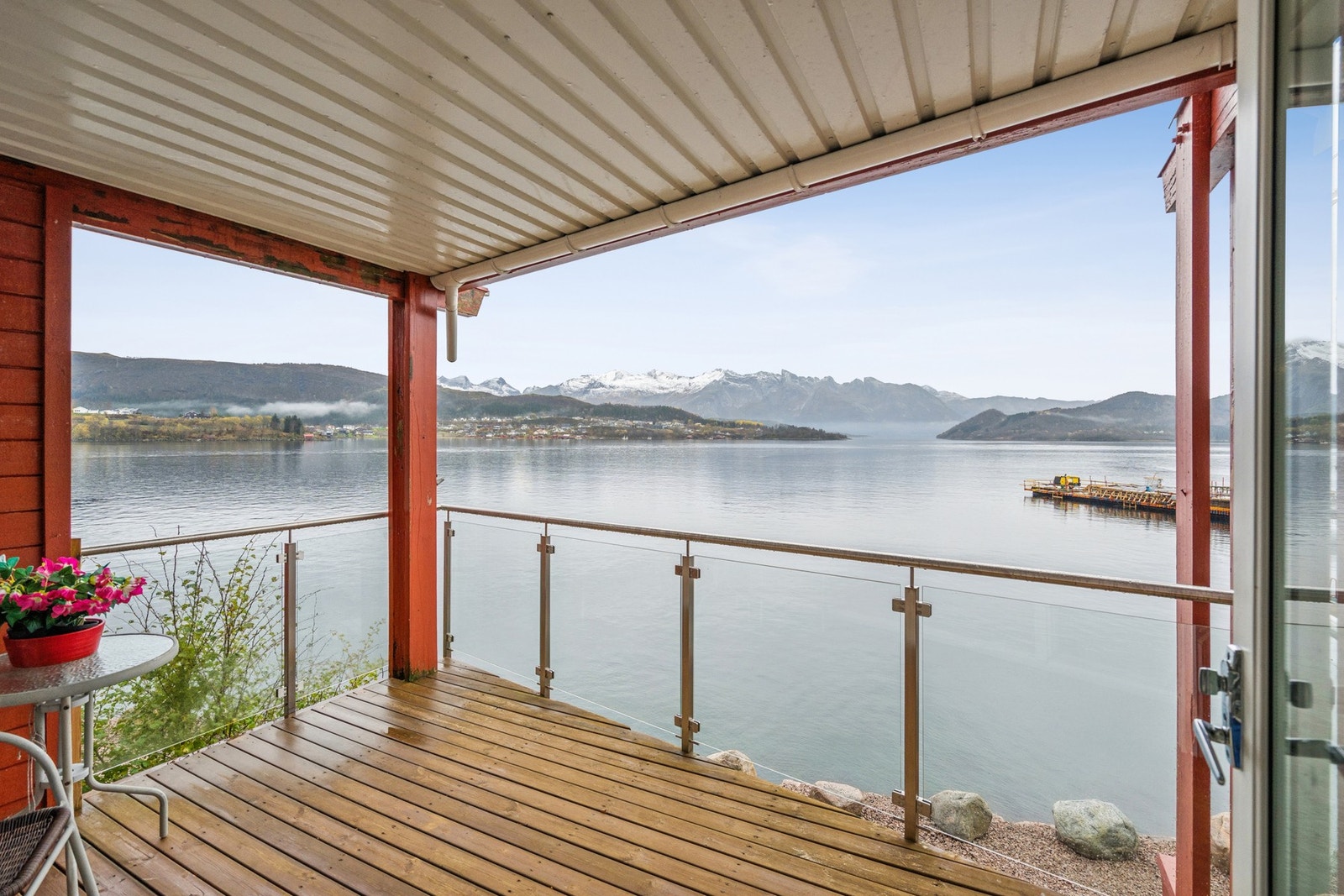 Balkongen er vendt mot Sør, og har svært gode utsiktsforhold mot havet Galleribilde