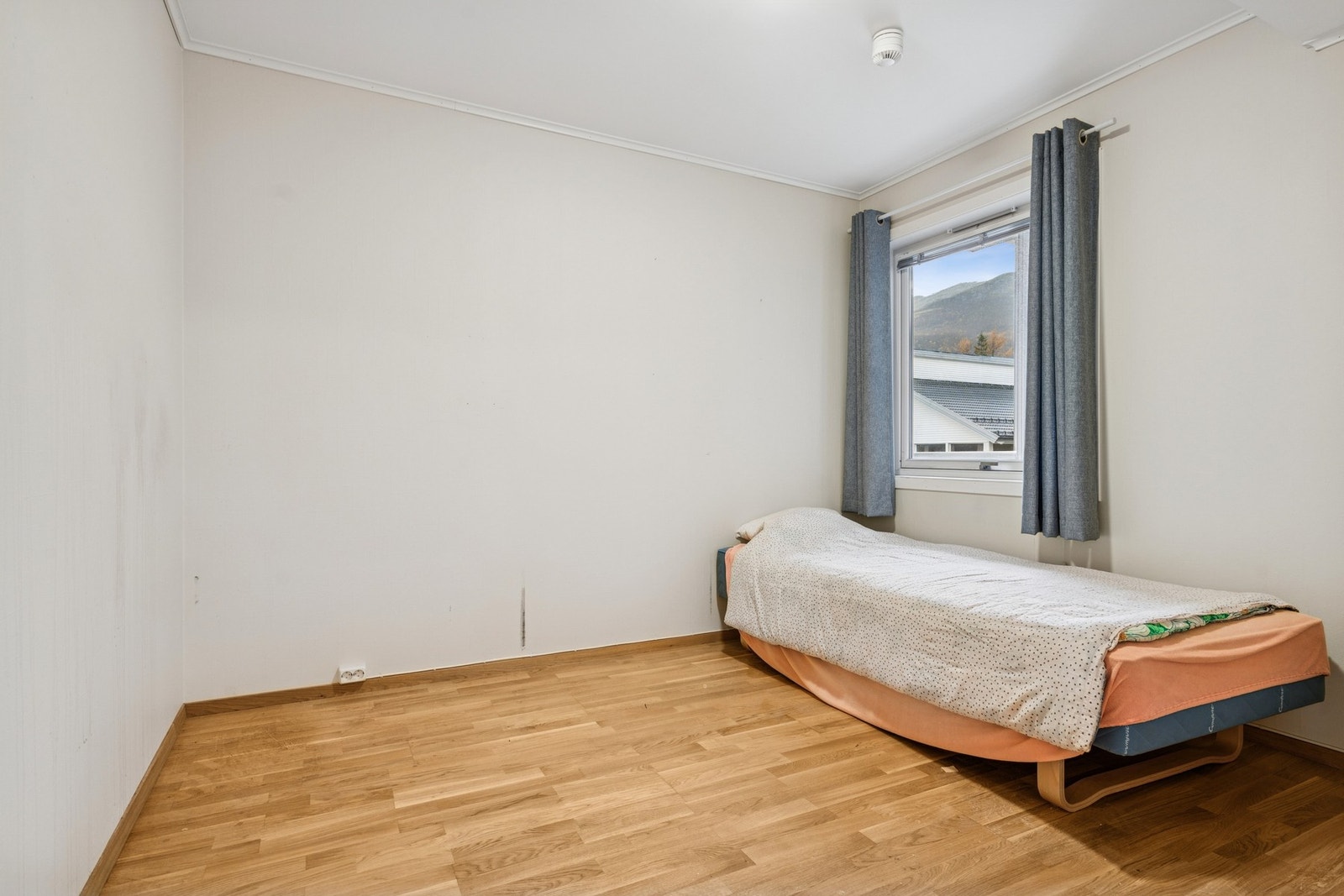 Soverom 1 - Romslig soverom med plass til dobbetlsseng og annen møblering Galleribilde