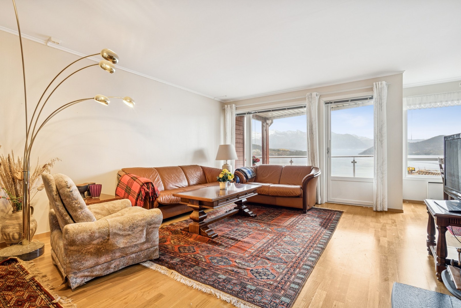 Romslig stue med flott utsikt mot havet Galleribilde