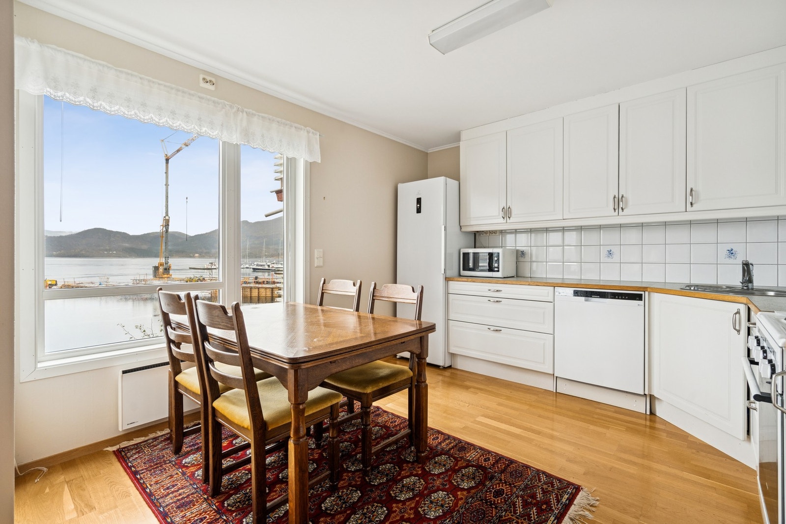 I leiligheten er det naturlige soner for spisebord, sittegruppe og sofagruppe. Galleribilde