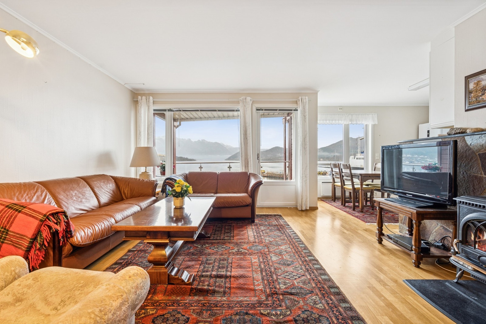 Delvis åpen stue kjøkkenløsning Galleribilde