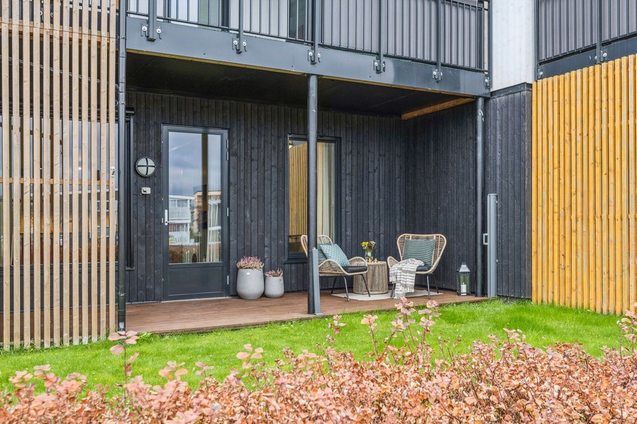 Fra stuen er det direkte utgang til en vestvendt, overbygget terrasse. Galleribilde