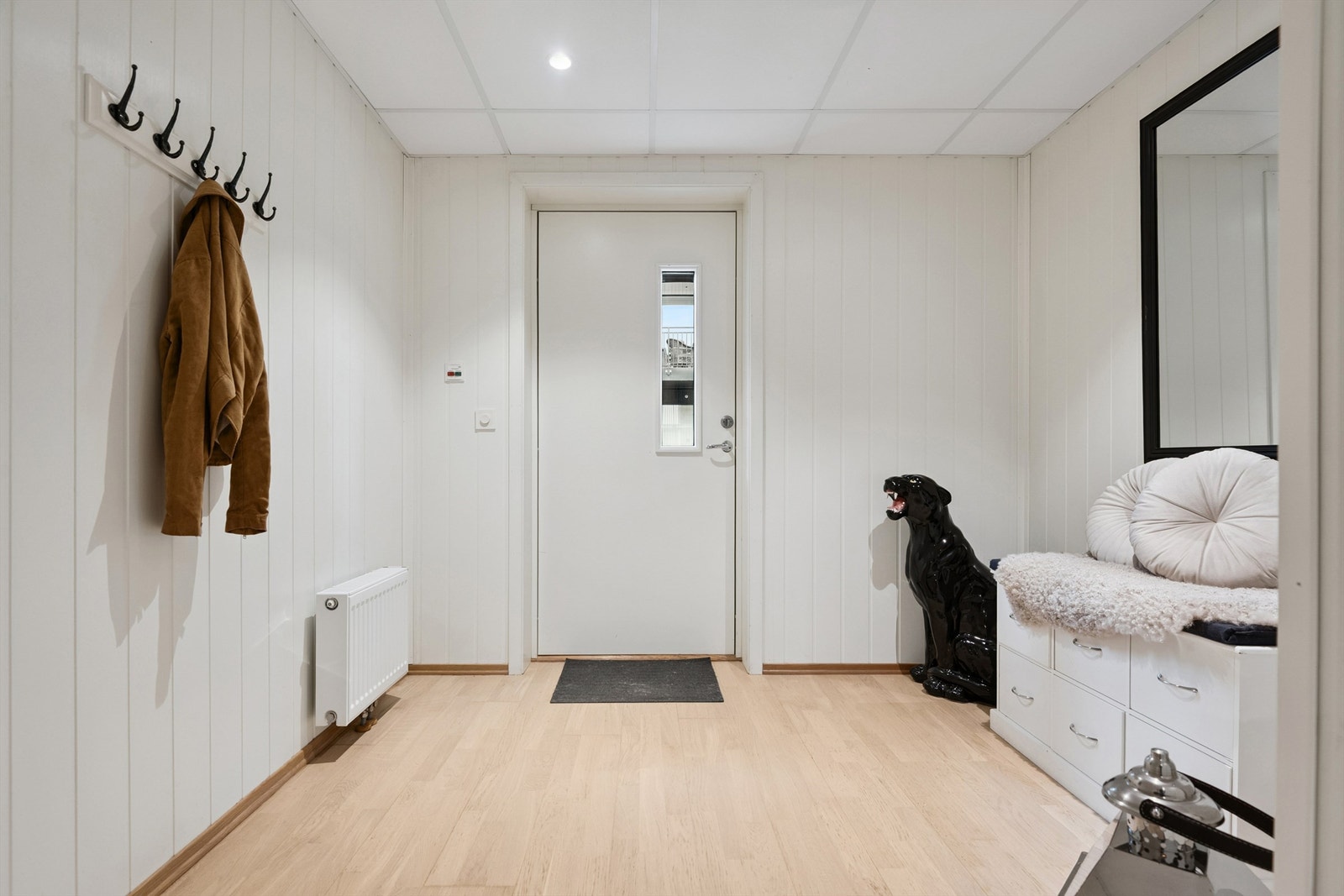 Du ønskes velkommen inn i en lys og romslig entré med plass til yttertøy. Galleribilde