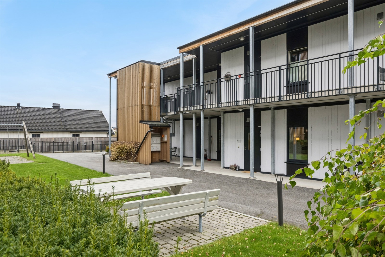 Borettslaget har pent opparbeidede fellesarealer med sittegrupper og grøntområder. Galleribilde