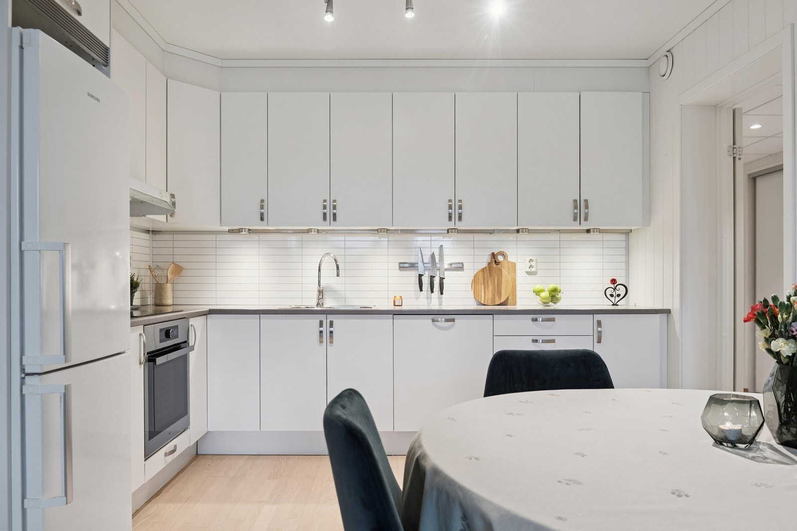 Alle hvitevarer er integrert, inkludert komfyr, platetopp og oppvaskmaskin. Galleribilde