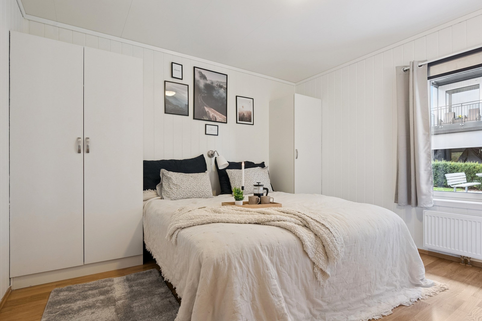 Gjennomgående parkett på gulv og lyse, malte flater skaper et helhetlig inntrykk. Galleribilde