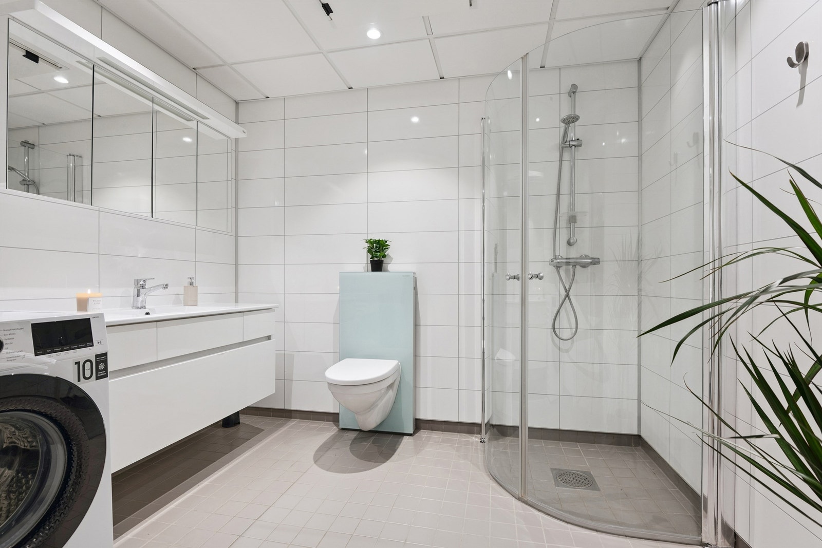 Badet er utstyrt med elektriske varmekabler i gulvet for god komfort. Galleribilde