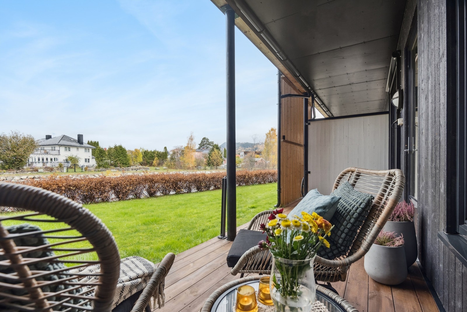 Terrassen gir et fint, privat uterom med plass til en hyggelig sittegruppe. Galleribilde