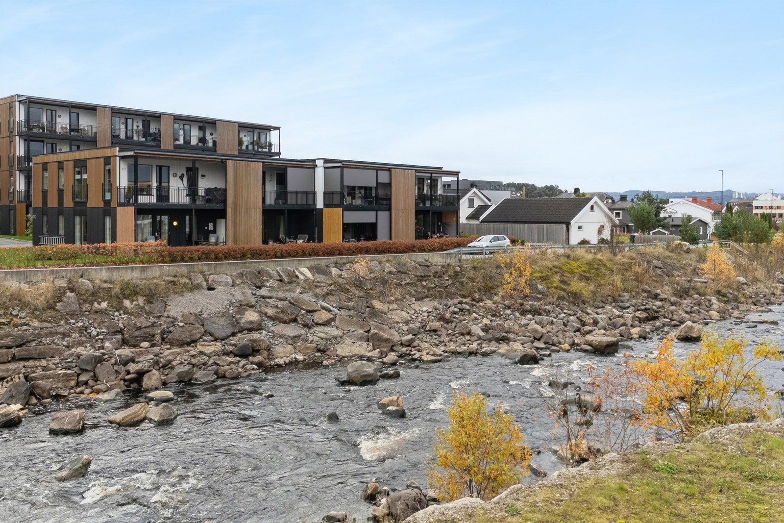 Det er gangavstand til flere dagligvarebutikker, som Kiwi, Spar og Rema 1000. Galleribilde