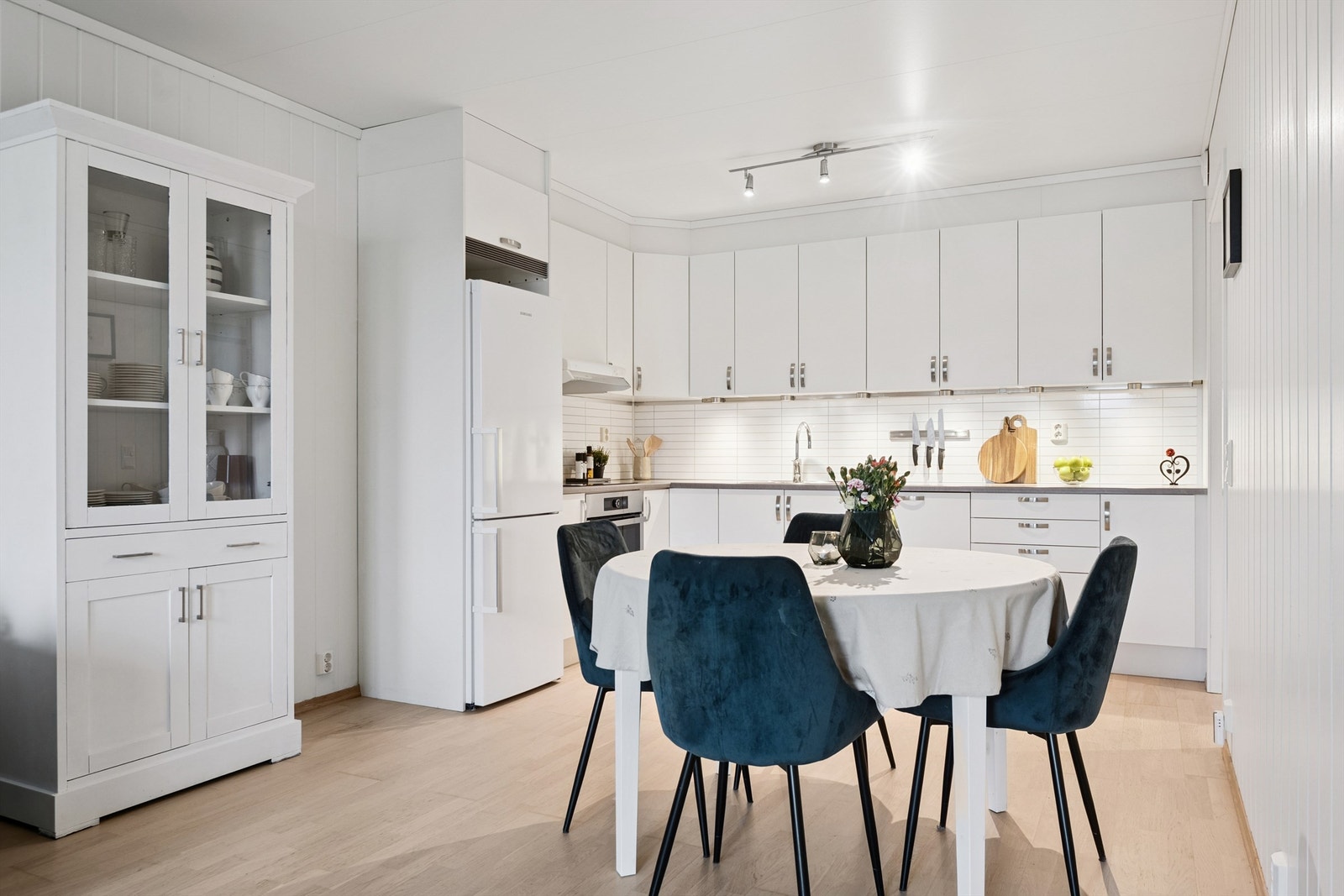 Kjøkkenet har en moderne innredning med glatte fronter og godt med benkeplass. Galleribilde