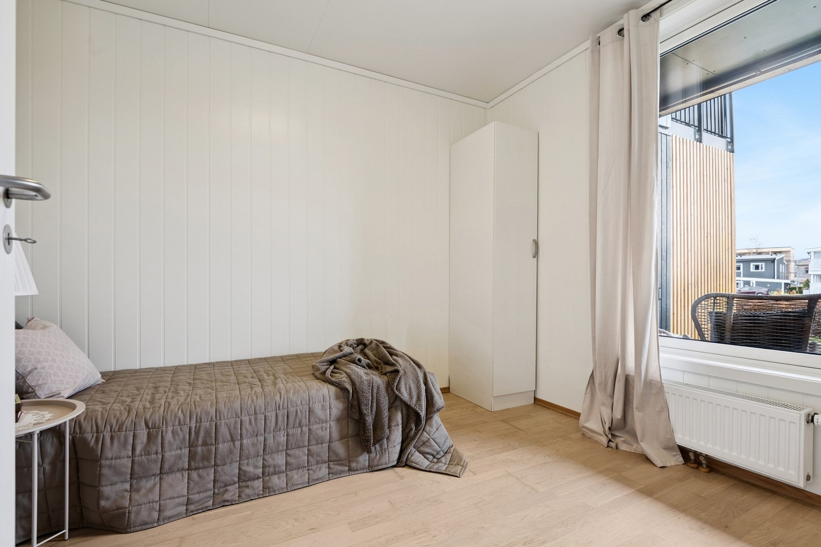 Vinduene har isolerglass fra byggeåret, og stuevinduene er utstyrt med screens. Galleribilde