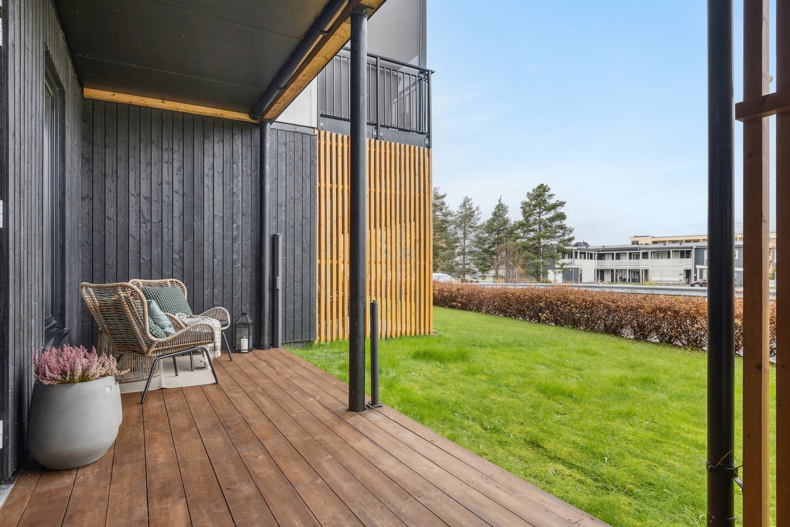 Uteområdet er pent opparbeidet og vedlikeholdes av borettslaget. Galleribilde