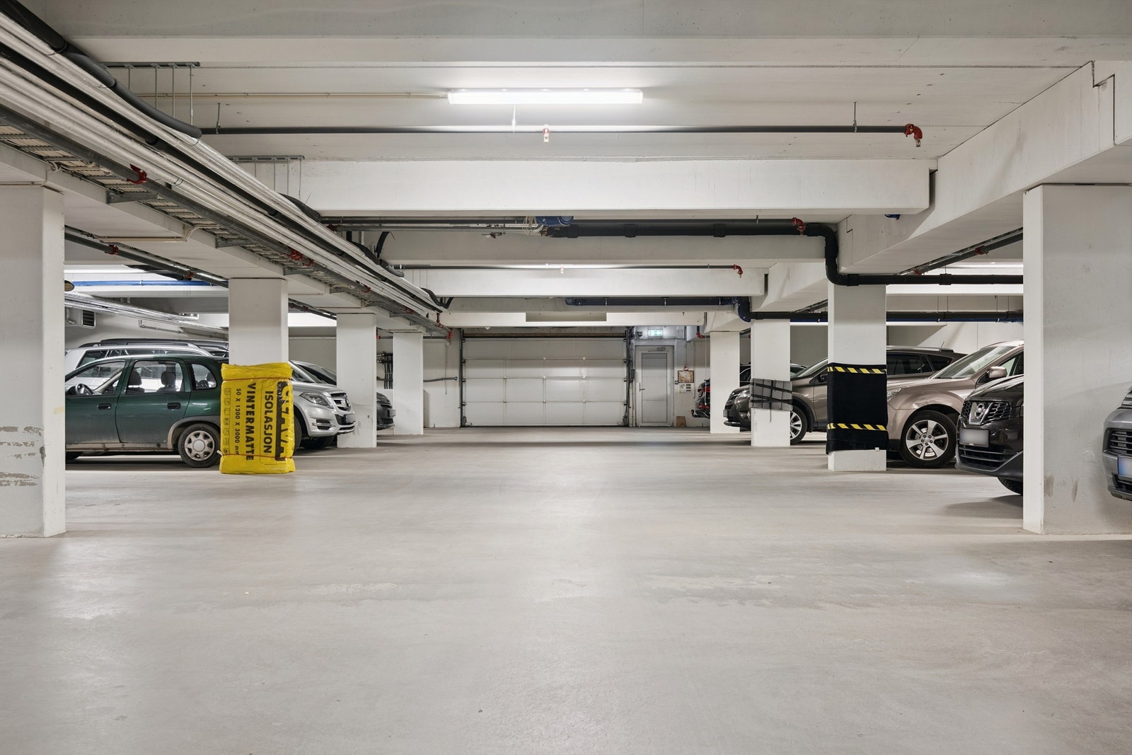 I garasjekjelleren medfølger én fast biloppstillingsplass og en romslig bod på 5 m². Galleribilde