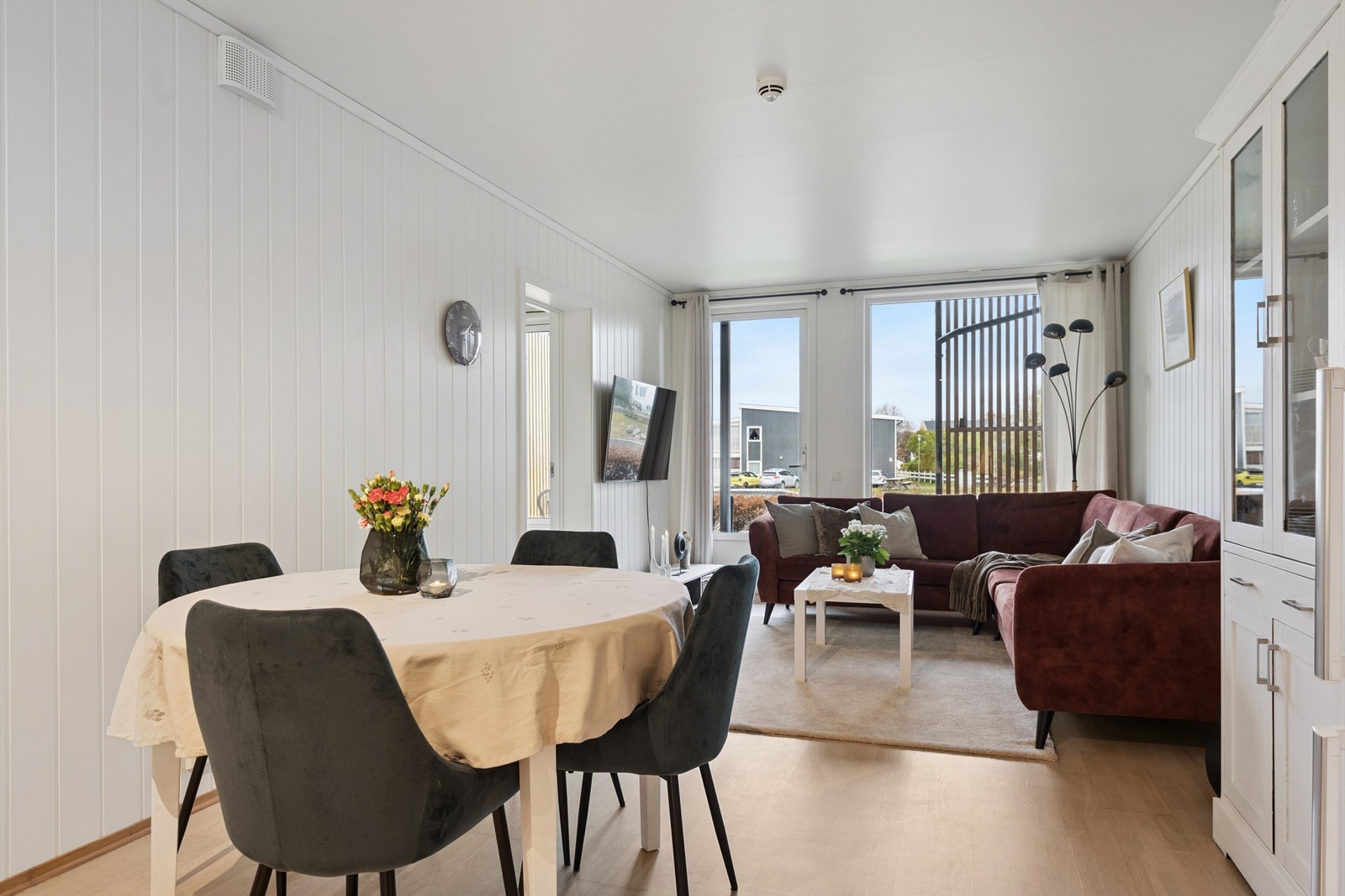 Den åpne løsningen mellom stue og kjøkken, kombinert med store vinduer, gir en luftig følelse. Galleribilde