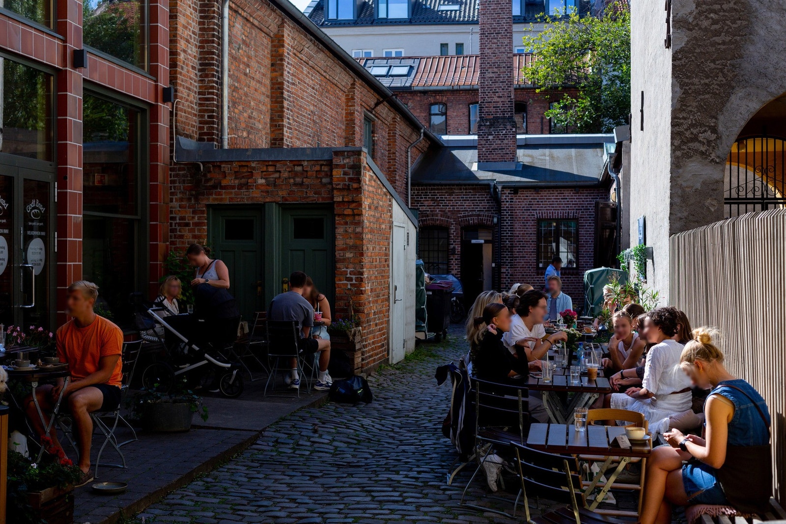 Nærområdet - En rekke restauranter og kaféer like utenfor døren. Galleribilde