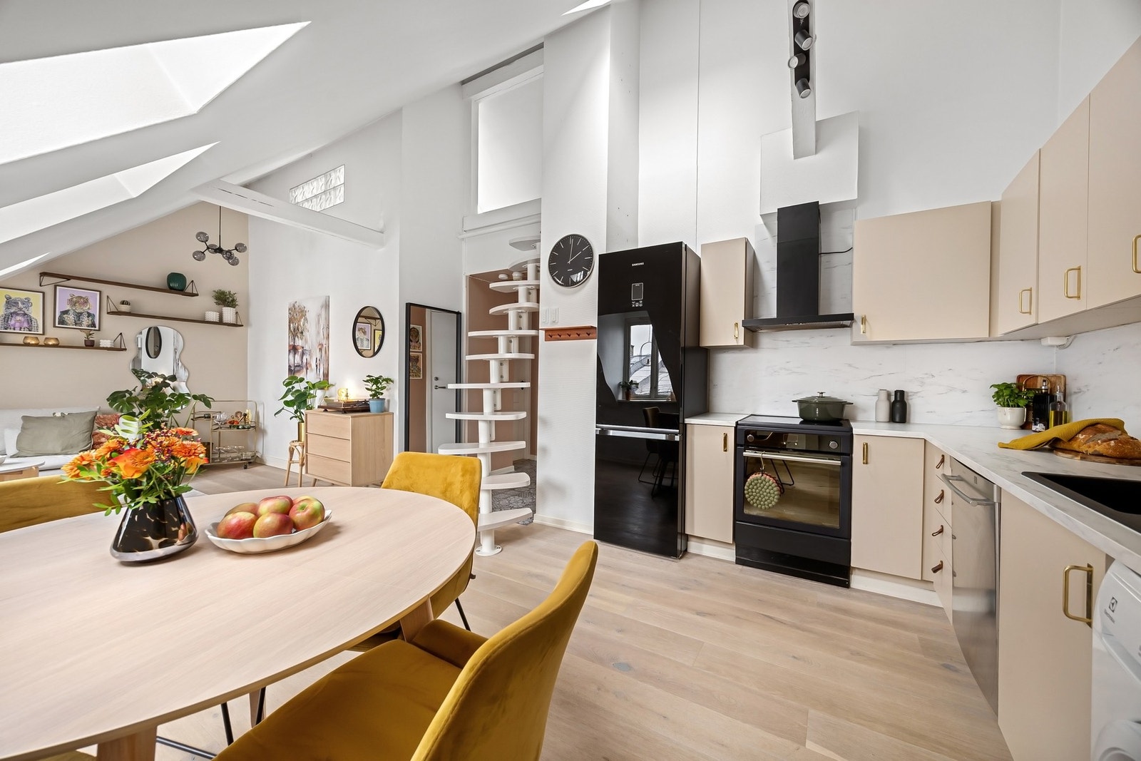 Den gode takhøyden gir en svært luftig romfølelse. Galleribilde