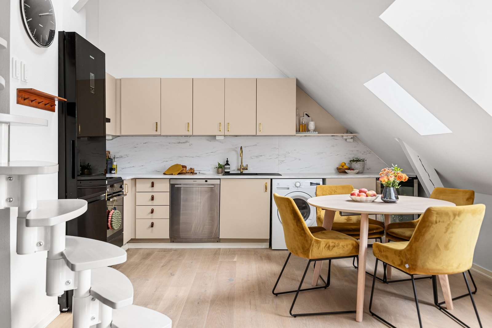 Kjøkkenet er oppgradert med nye benkeplater, kjøkkenventilator, oppvaskkum, blandebatteri, håndtak og skuffeseksjon i 2023, samt nymalte fronter i 2025. Galleribilde