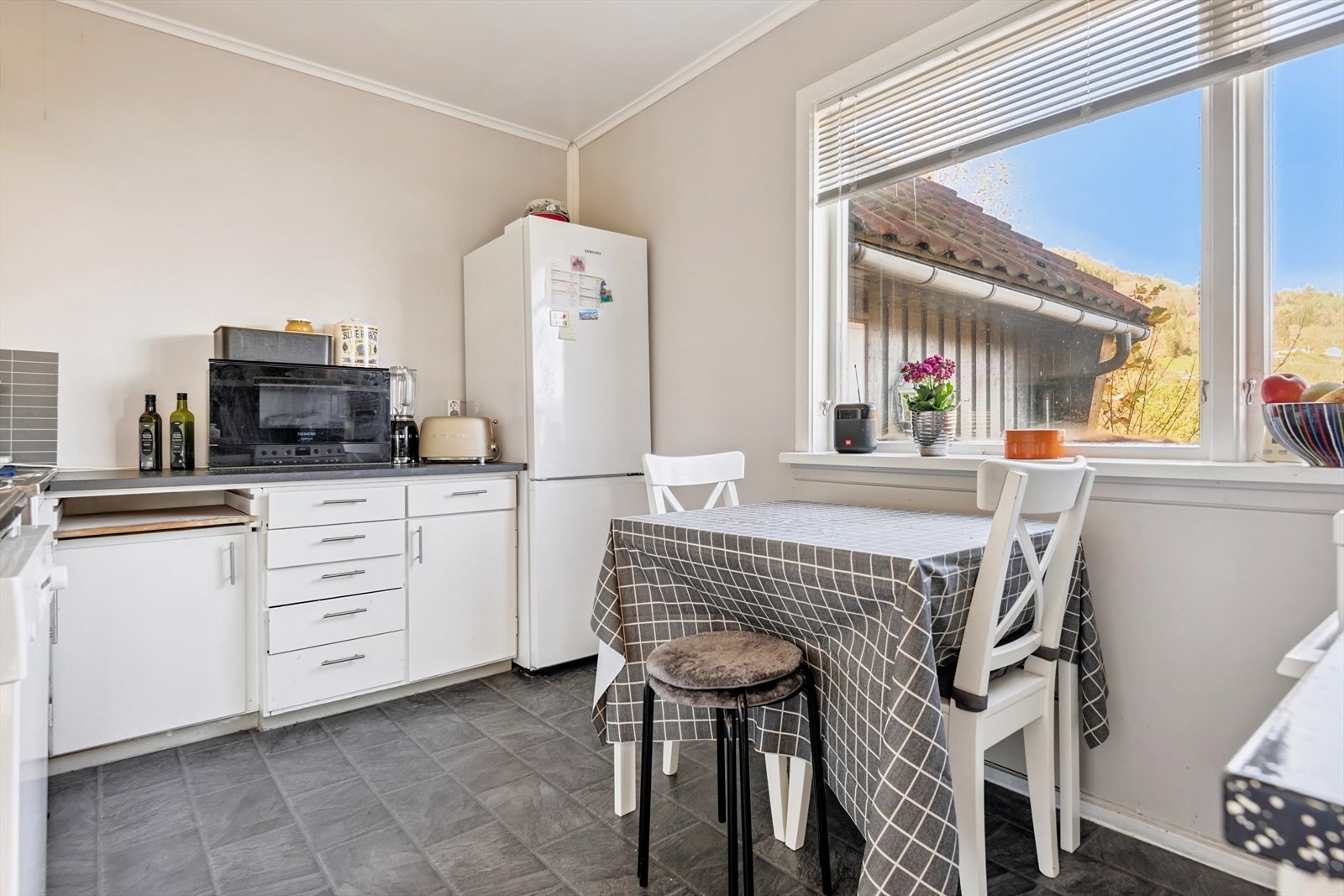 Ved siden av stuen er det et romslig kjøkken med mange muligheter! Galleribilde