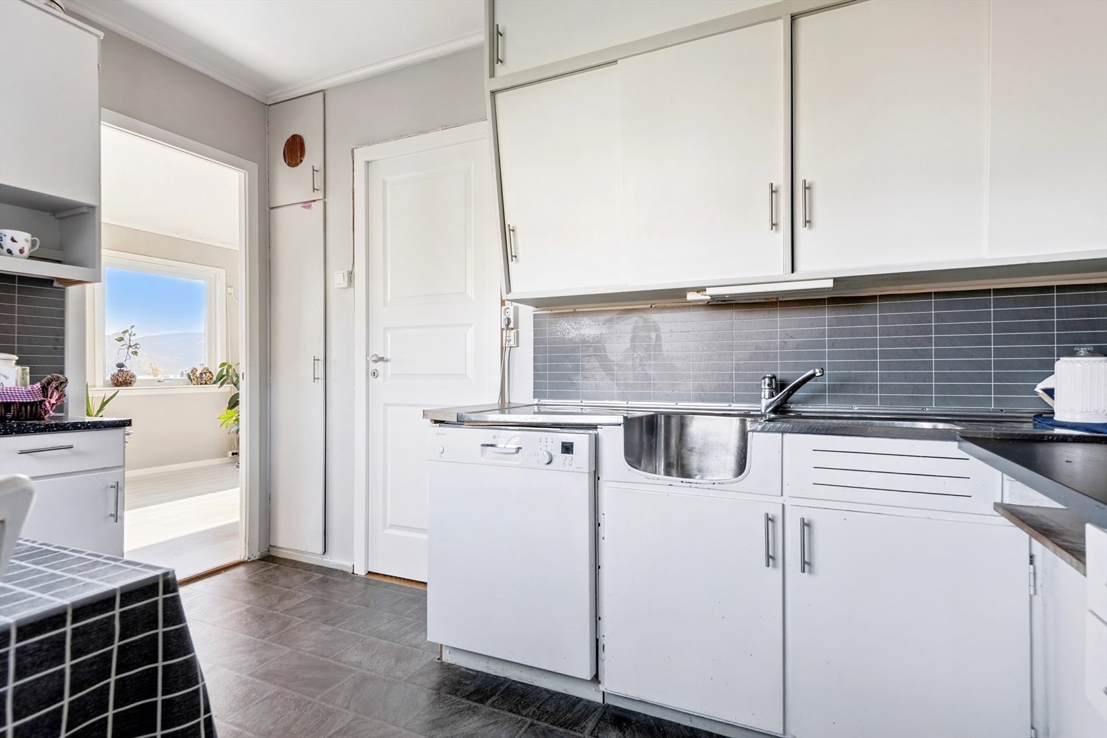 Eldre men funksjonelt kjøkken Galleribilde