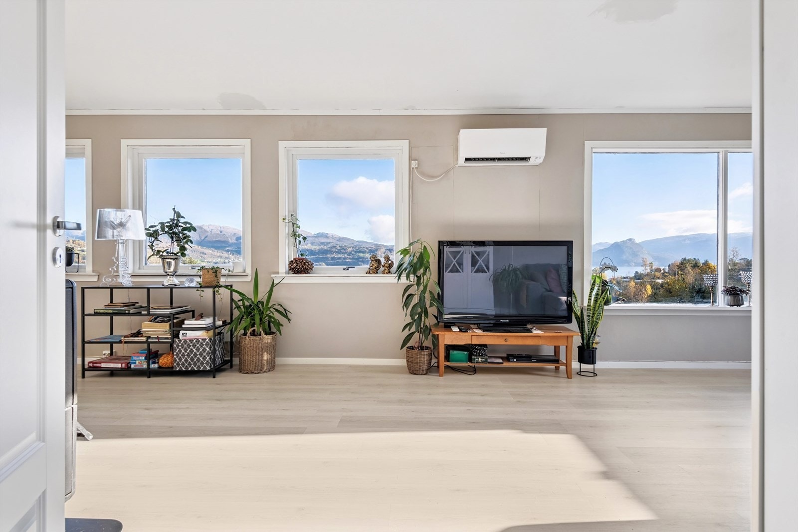 Stuen er åpen og lys, med fantastisk utsikt mot fjorden Galleribilde