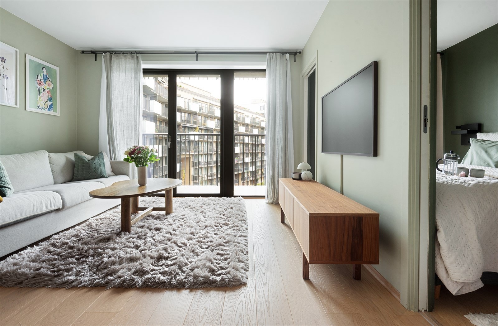 Stuen har store vindusflater som gir rikelig med naturlig lys. Galleribilde