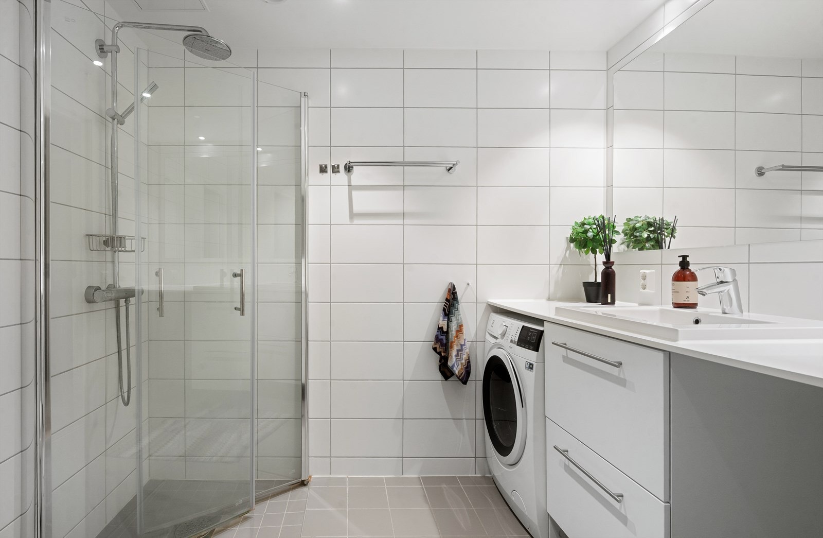 Lyst og pent flislagt bad fra 2021. Arbeid utført av Probad. Galleribilde