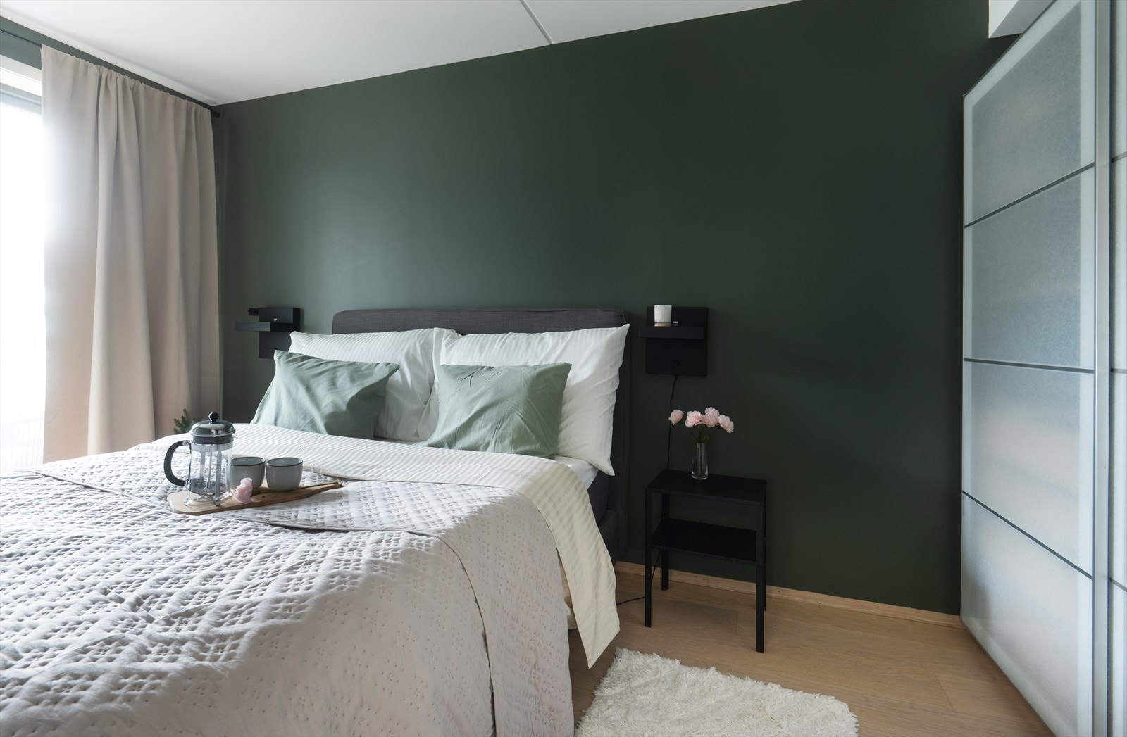 Rommet er malt i lune og behagelige farger. Galleribilde