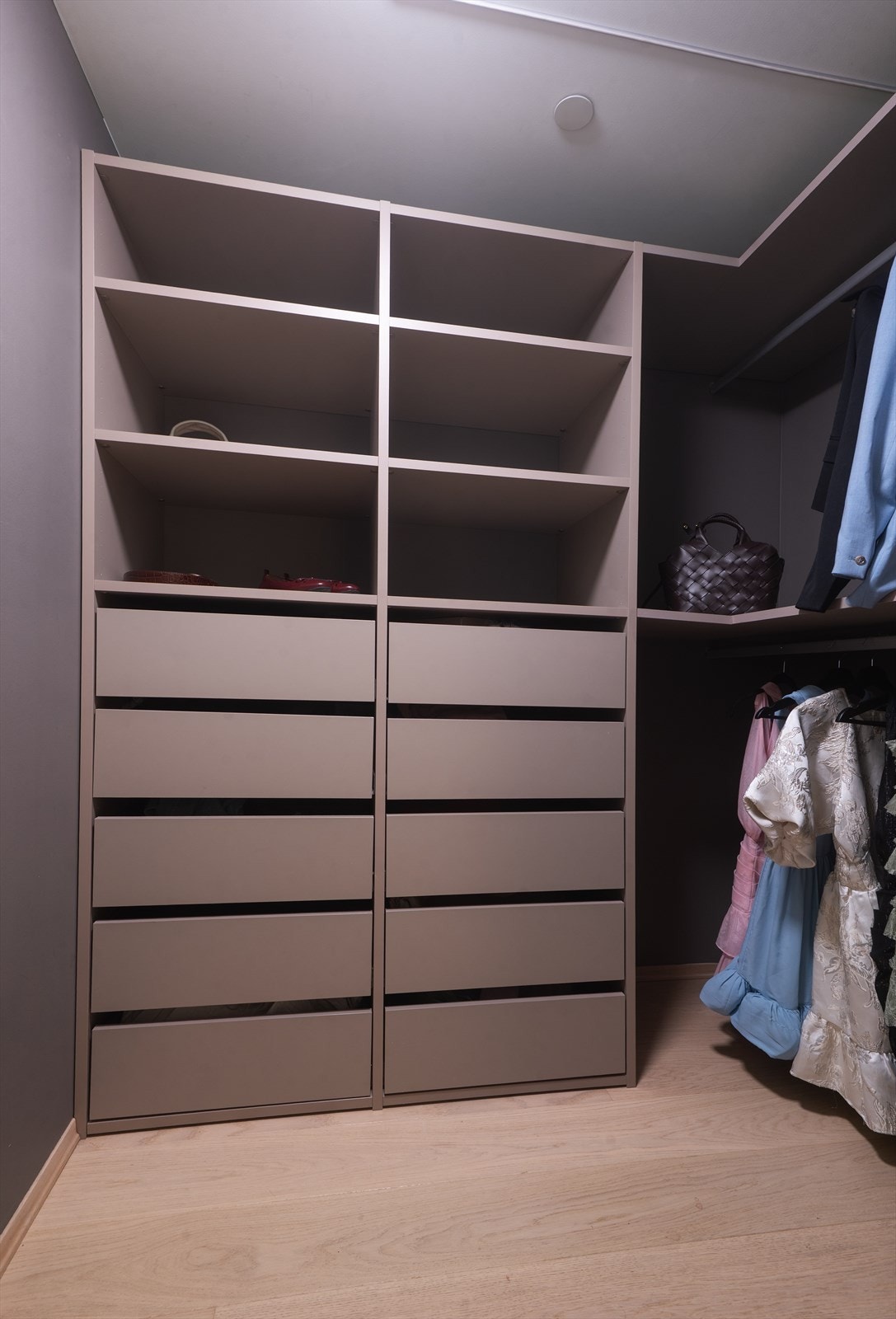 Fra gangen har man direkte tilgang til boligens bod, som i dag er innredet til walk-in closet. Galleribilde