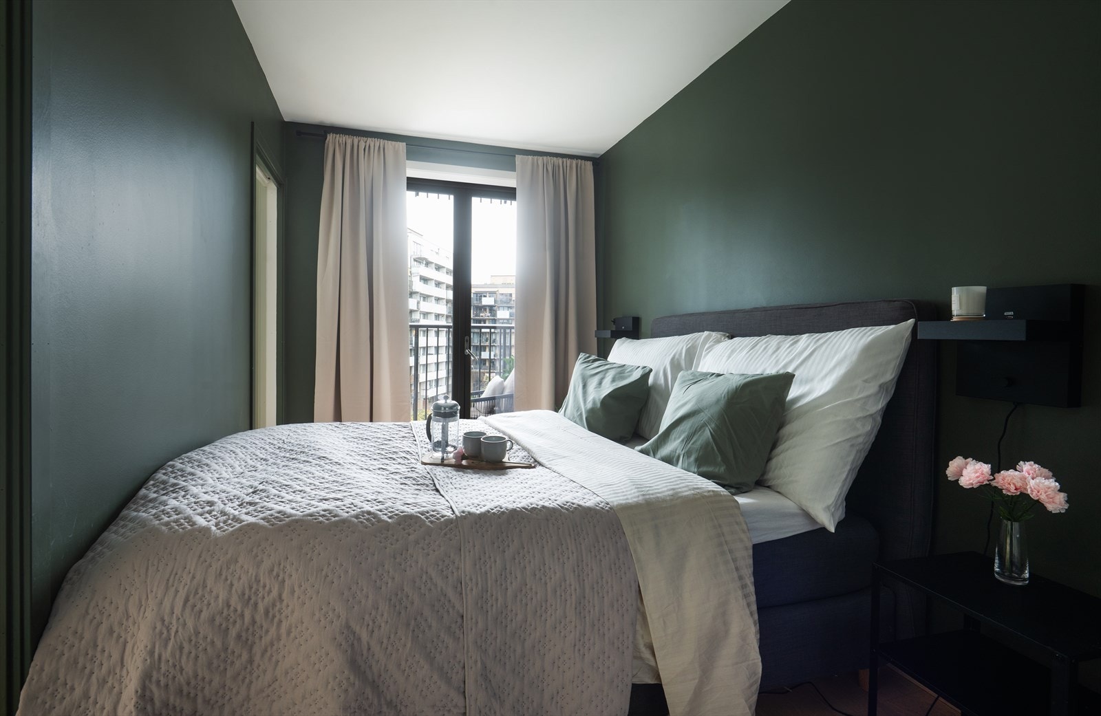 Lunt soverom med god plass til en dobbeltseng og annen ønskelig innredning. Galleribilde