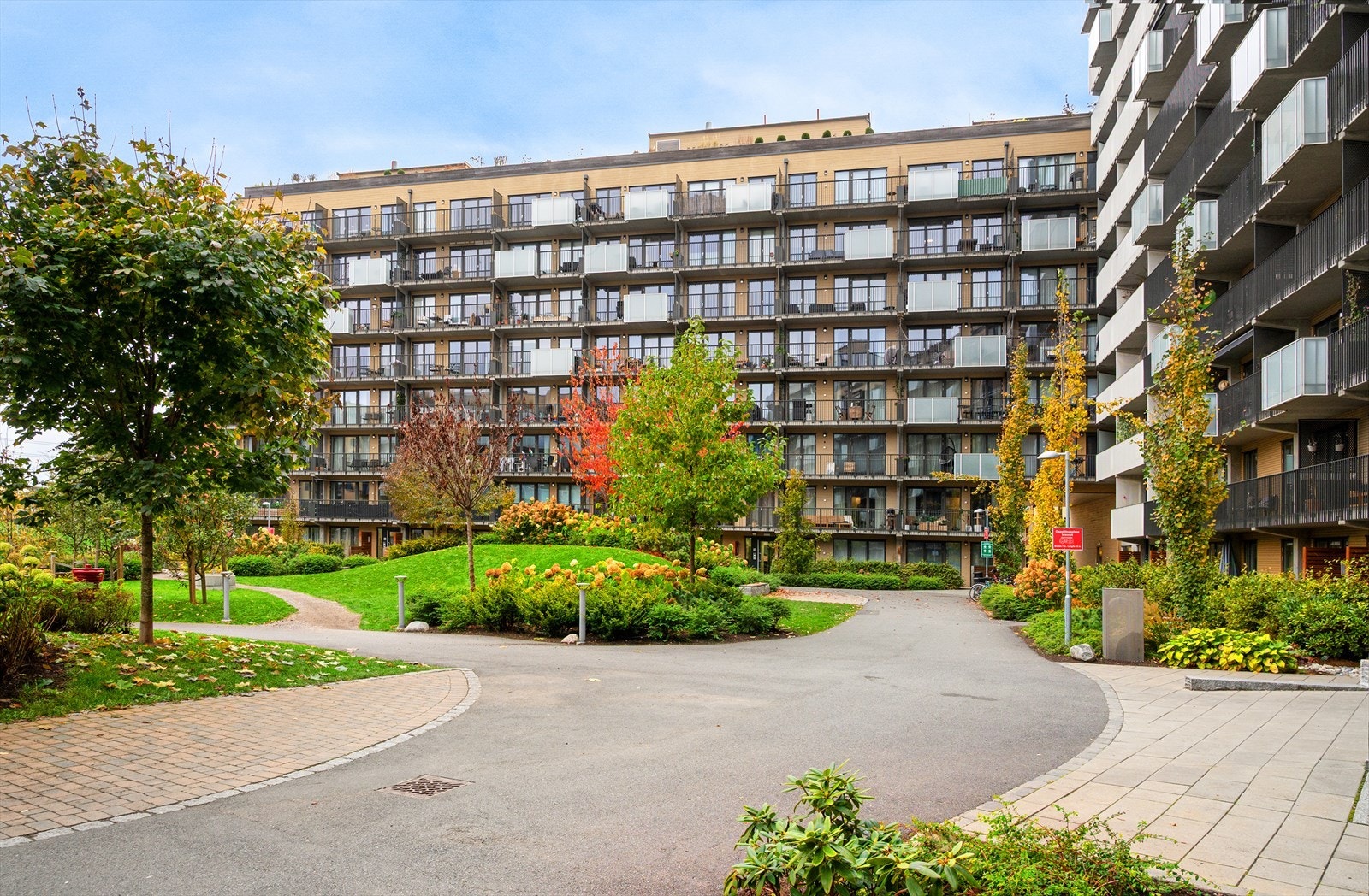 Borettslaget har en grønn og pent opparbeidet bakgård. Galleribilde