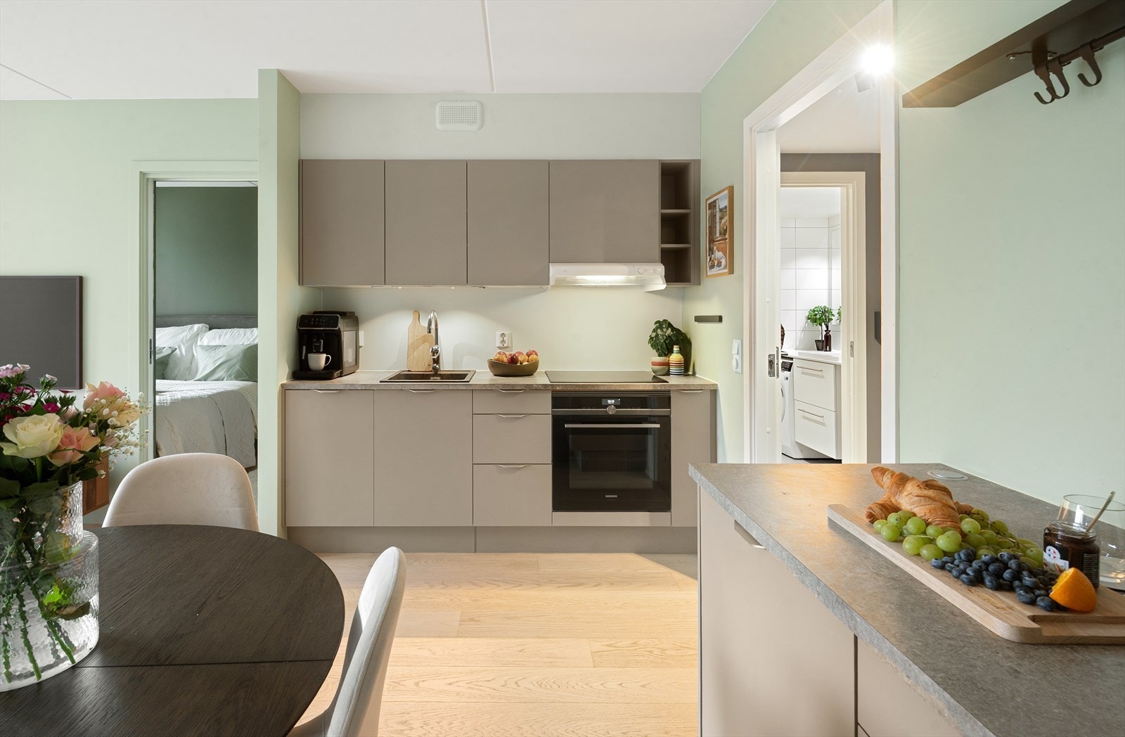 Kjøkkenet har godt med både skap- og benkeplass. Galleribilde