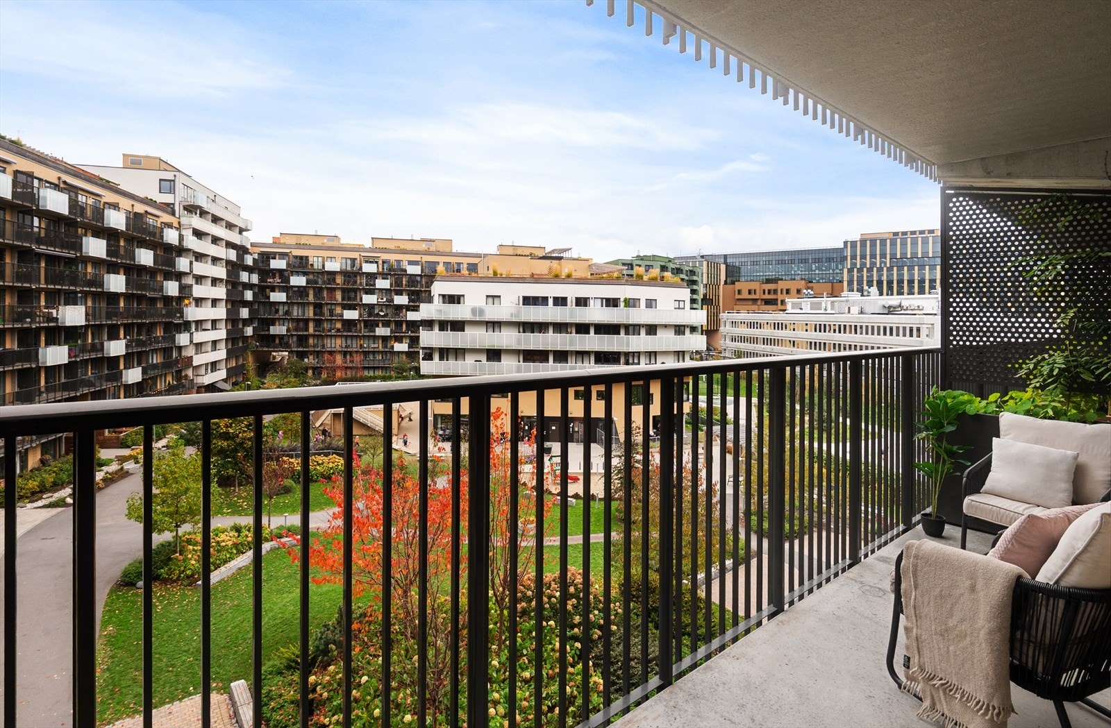 Pent utsyn mot borettslagets fellesarealer. Galleribilde