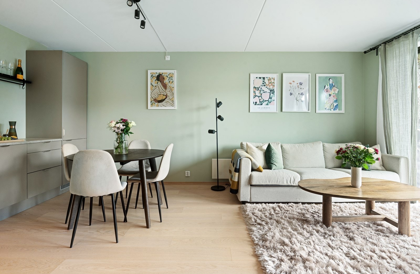 Praktisk og åpen løsning som gir god plass til både sitte- og spisegruppe. Galleribilde