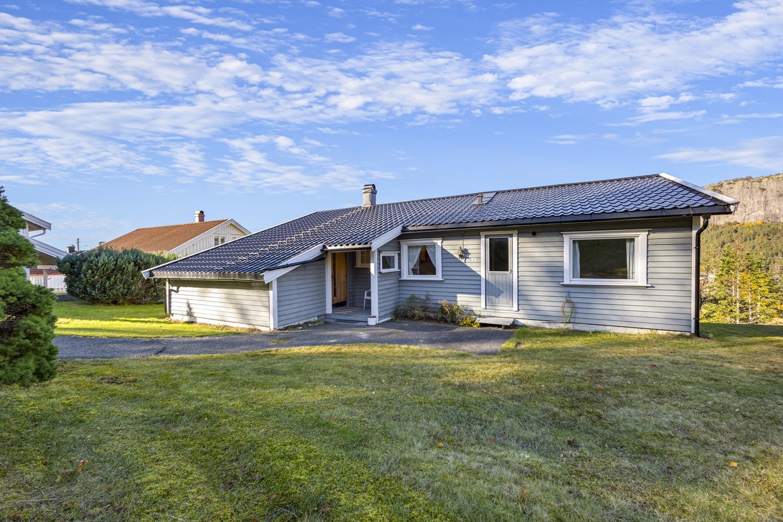 Stor hage rundt huset. Galleribilde