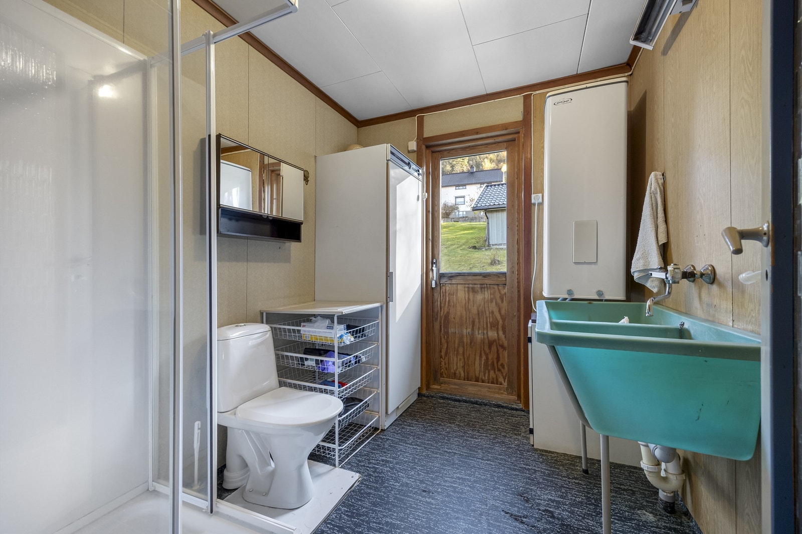 Bad/vaskerom med egen utgang. Galleribilde